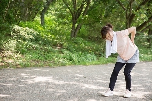 立ち止まる女性