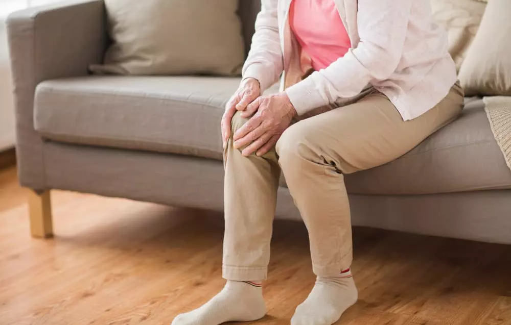膝の内側が痛む女性